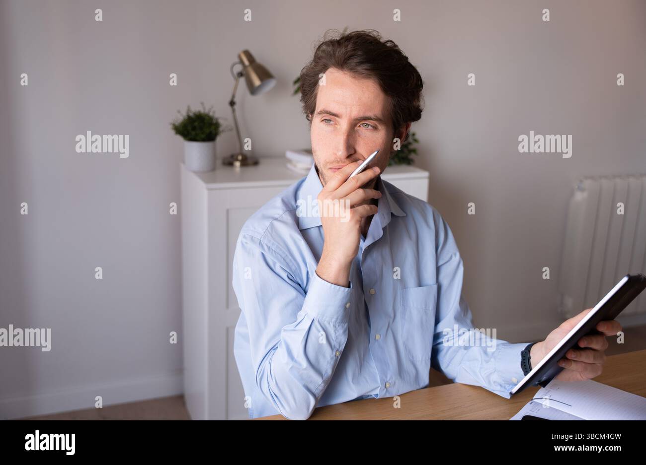 Professionnel concentré gérant son emploi du temps dans un environnement de bureau Banque D'Images