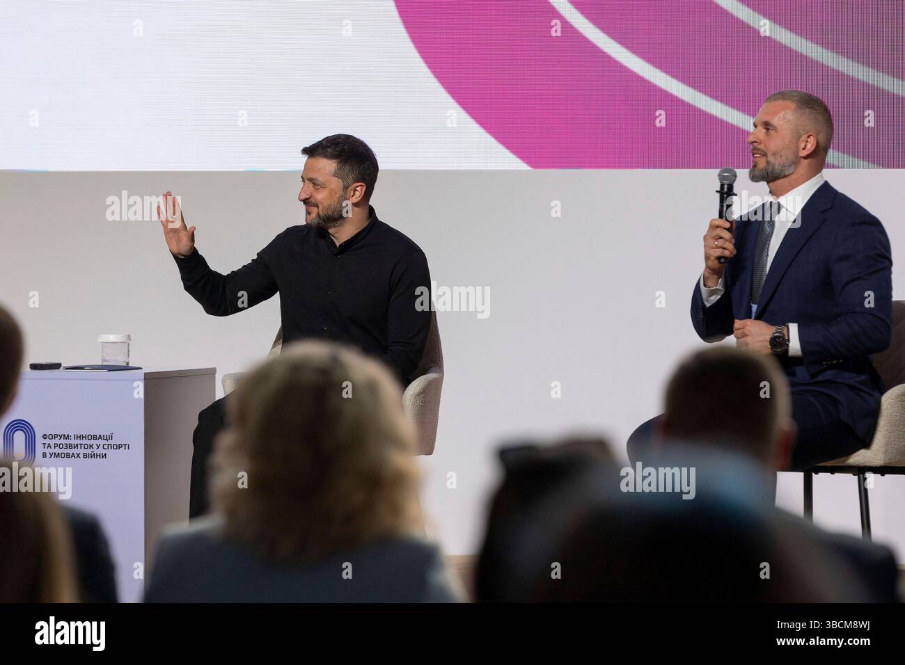 Kiev, Ukraine. 20 mai 2025. Le président ukrainien Volodymyr Zelenskyy, à gauche, sourit lors d’une section de questions et réponses avec le ministre des Sports Matviy Bidny, à droite, lors du forum « innovation et développement dans le sport en temps de guerre », le 20 mai 2025 à Kiev, Ukraine. Crédit : Présidence ukrainienne/Bureau de presse présidentiel ukrainien/Alamy Live News Banque D'Images