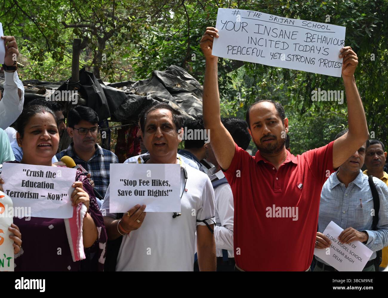 New Delhi, Inde. 20 mai 2025. NEW DELHI, INDE - 20 MAI : les parents d'élèves manifestent contre la hausse injustifiée des frais de scolarité devant le bureau de la Direction de l'éducation (Doe), civil Line, le 20 mai 2025 à New Delhi, en Inde. Photo de Sonu Mehta/Hindustan Times/Sipa USA ) crédit : Sipa USA/Alamy Live News Banque D'Images