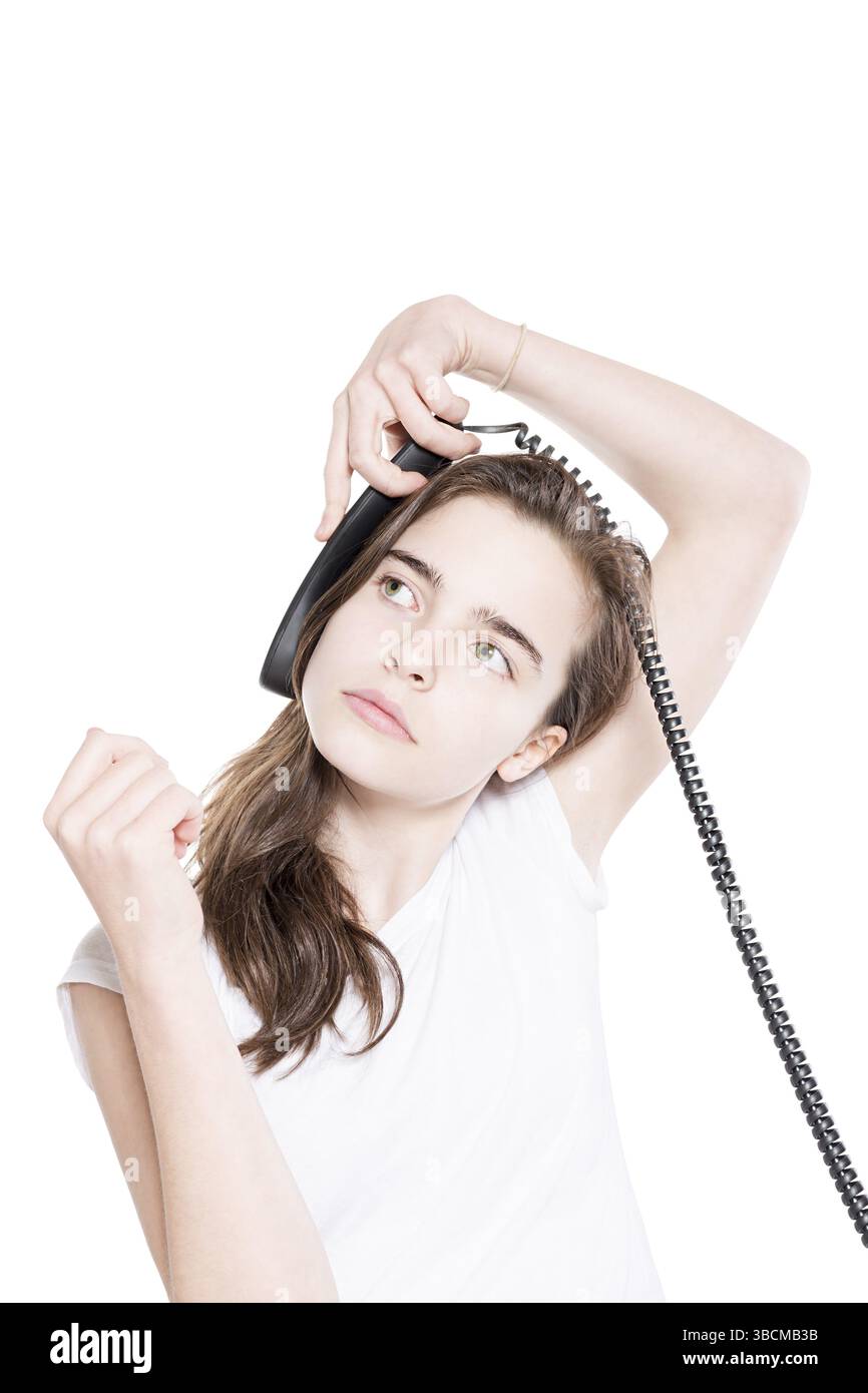 Belle femme parlant au téléphone, isolée sur blanc Banque D'Images