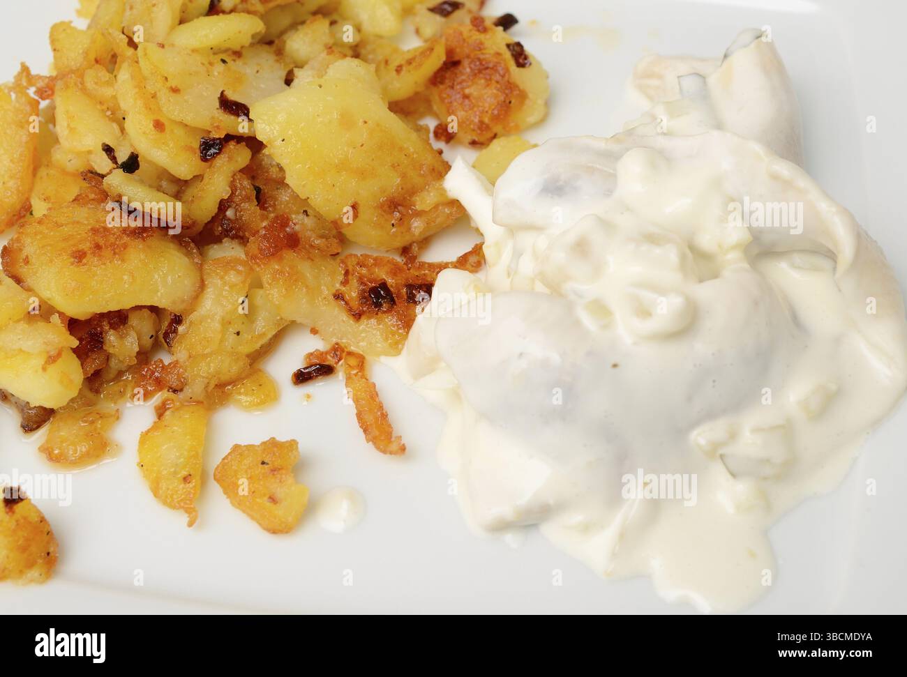 En hareng sauce crème sure avec pommes de terre rôties Banque D'Images
