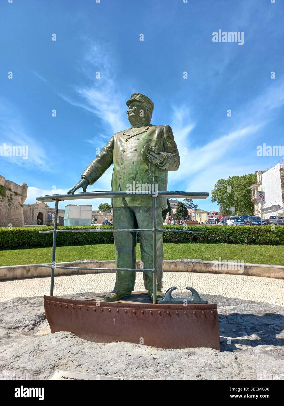 Cascais Portugal 1 mai 2025 statue artistique en bronze représentant l'homme Dom Carlos I forme en mouvement installée sur la place centrale entourée de bâtiments Banque D'Images