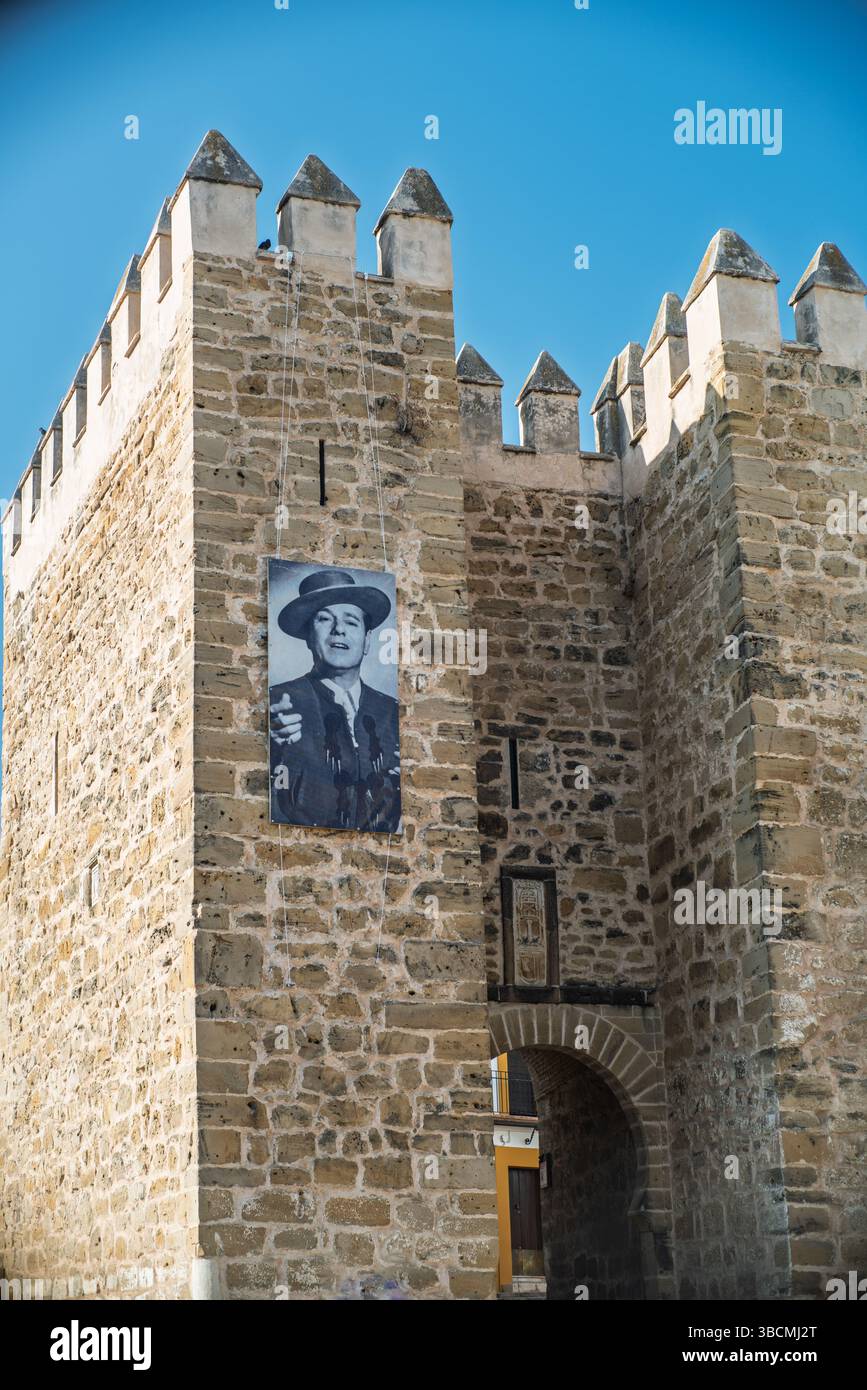 Le portrait de Pepe Marchena est accroché au-dessus de l'historique Arco de la Rosa à Séville, reconnaissant son impact culturel dans sa ville natale de Marchena. Banque D'Images