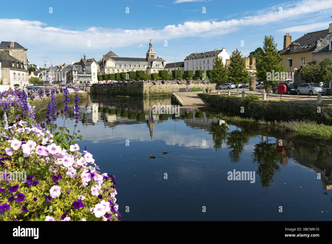 France - 24 août 2019 : rivière Laita et petite ville de Quimperle, dans le sud de la Bretagne Banque D'Images