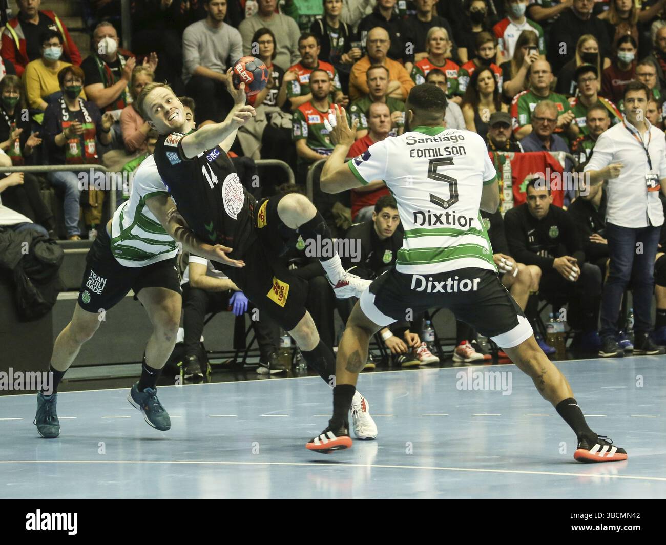 Omar Ingi Magnusson (SCM) et Edmilson Araujo (SCP) Handball EHF European League saison 2021-22 ronde de 16e manche SC Magdeburg, sportif CP Lisbo Banque D'Images