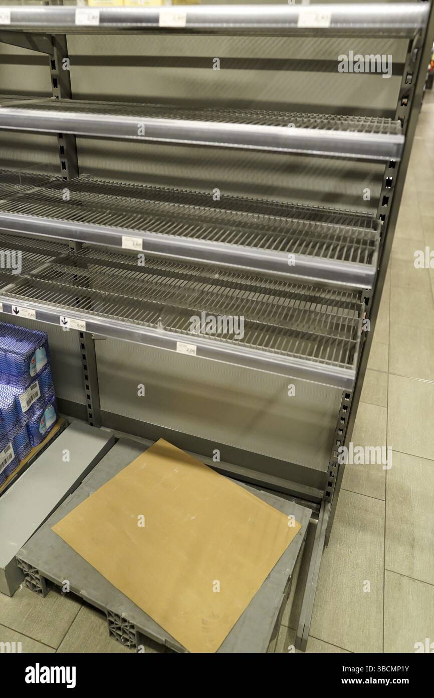 Vue sur les étagères vides dans un supermarché en raison des achats de panique de Covid-19 Banque D'Images