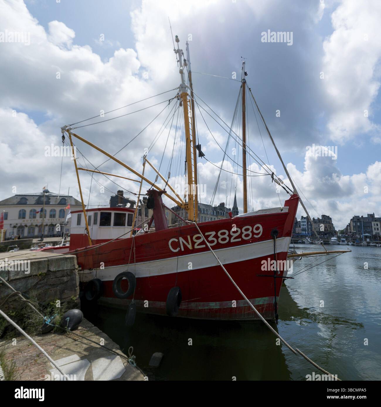 France - 15 août 2019 : le vieux port et le quartier du Reataurant dans la ville historique de Honfleur, en Normandie Banque D'Images