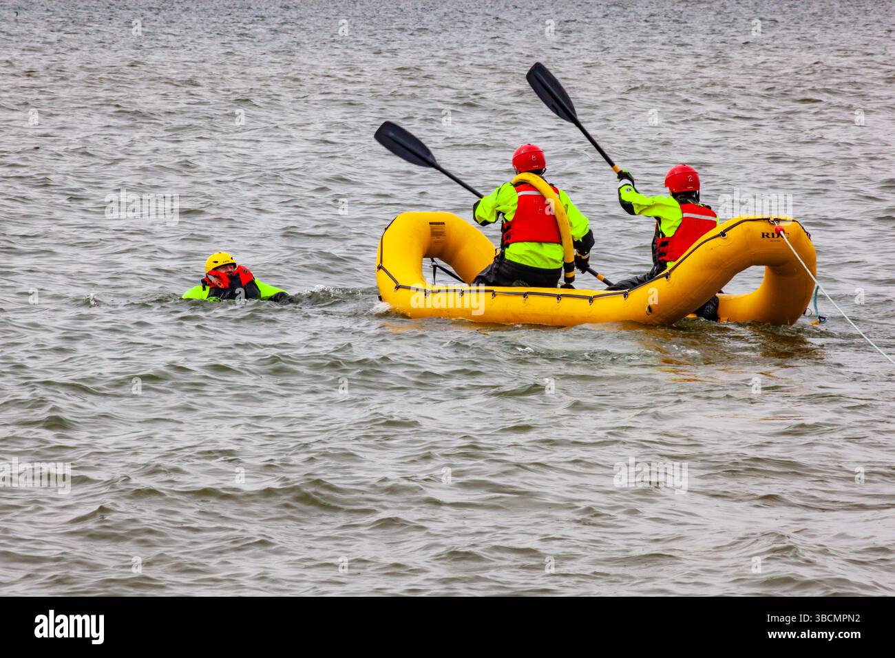 Canton de Harrison, Michigan - les membres du service d'incendie du canton de Harrison pratiquent un sauvetage en eau sur le lac clair, en utilisant Oceanid's Repid Deploy Banque D'Images
