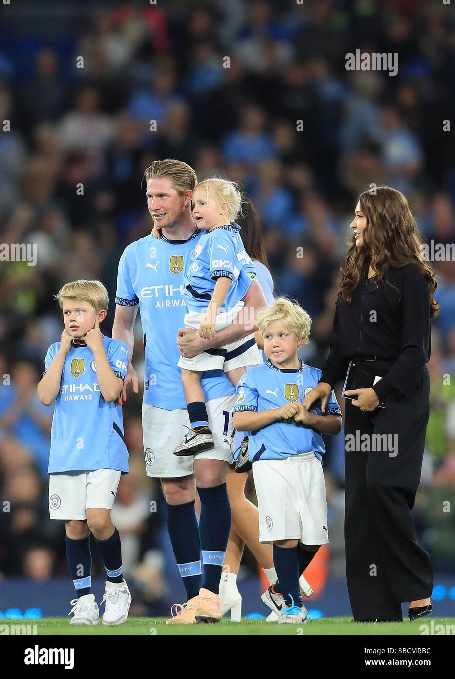 20 mai 2025 ; Etihad Stadium, Manchester, Angleterre ; premier League Football, Manchester City contre Bournemouth ; Kevin de Bruyne de Manchester City avec sa femme et ses enfants pendant le tour d'honneur après sa dernière apparition au stade Etihad Banque D'Images