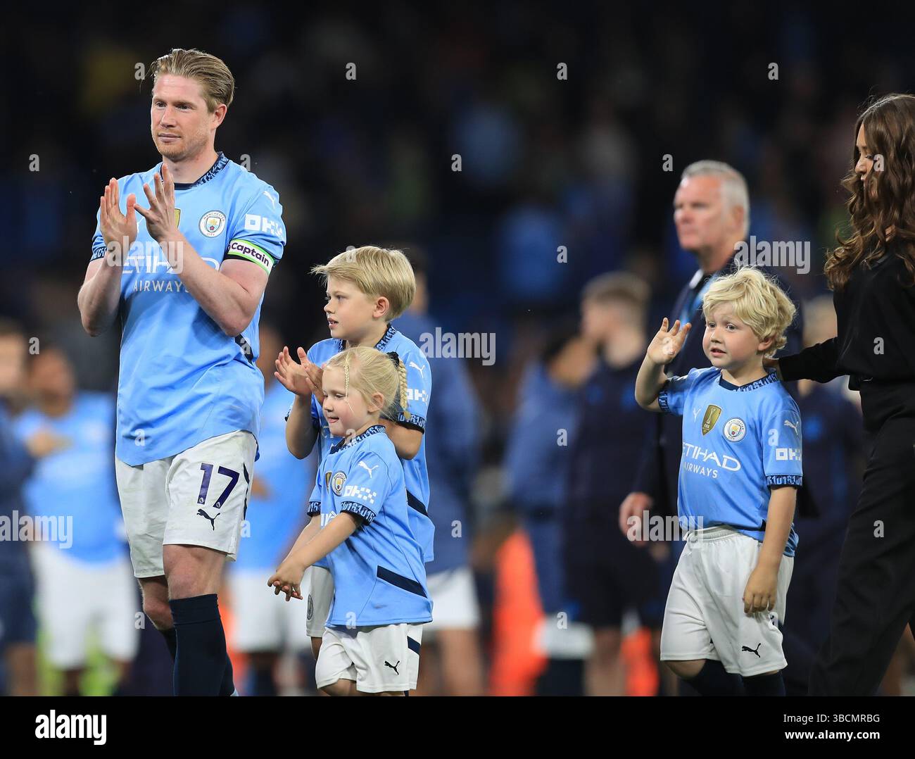 20 mai 2025 ; Etihad Stadium, Manchester, Angleterre ; premier League Football, Manchester City contre Bournemouth ; Kevin de Bruyne de Manchester City avec sa femme et ses enfants pendant le tour d'honneur après sa dernière apparition au stade Etihad Banque D'Images