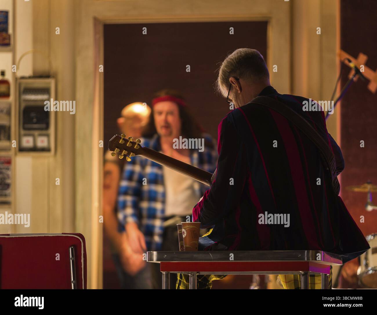 TANKE SEHNSUCHT, revue musicale au Théâtre de la Renaissance (Berlin), d’Antoine Uitdehaag et Guntbert avertit. Artistes : Kiara Brunken, Anika Mauer Banque D'Images