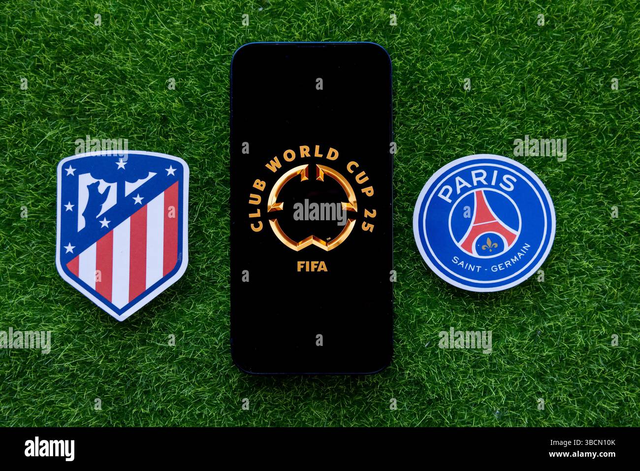 20 mai 2025, États-Unis. Emblèmes des clubs de football participant à la Coupe du monde des clubs de la FIFA, Paris Saint-Germain et Atletico Madrid. Banque D'Images