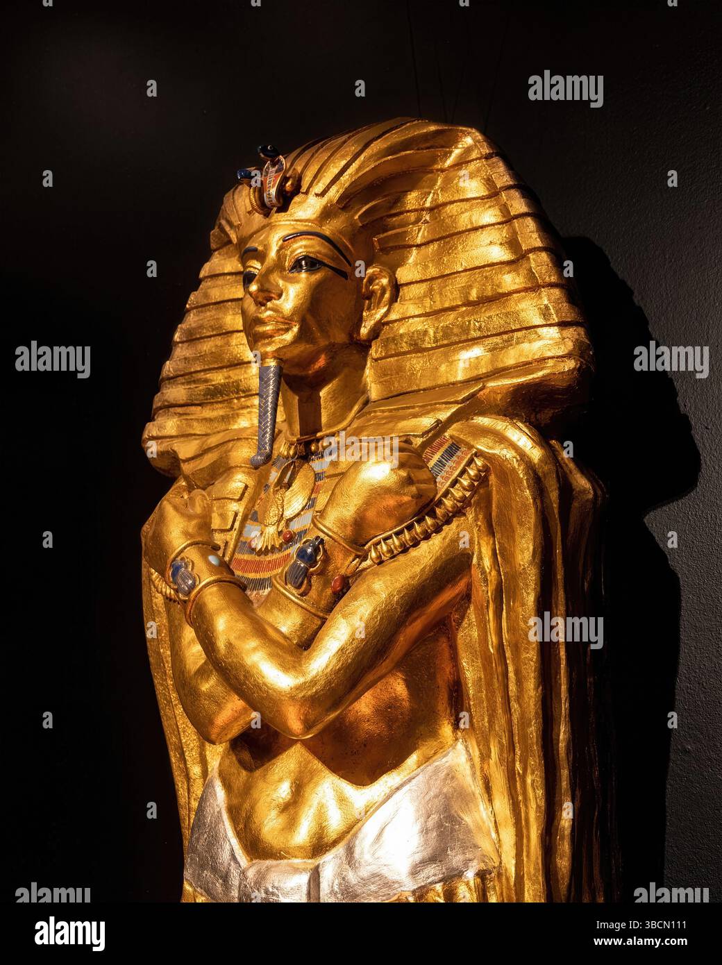 San Francisco, Californie, États-Unis – 10 février 2023 : une figure de sarcophage plaqué or avec les bras croisés et la posture cérémonielle Banque D'Images