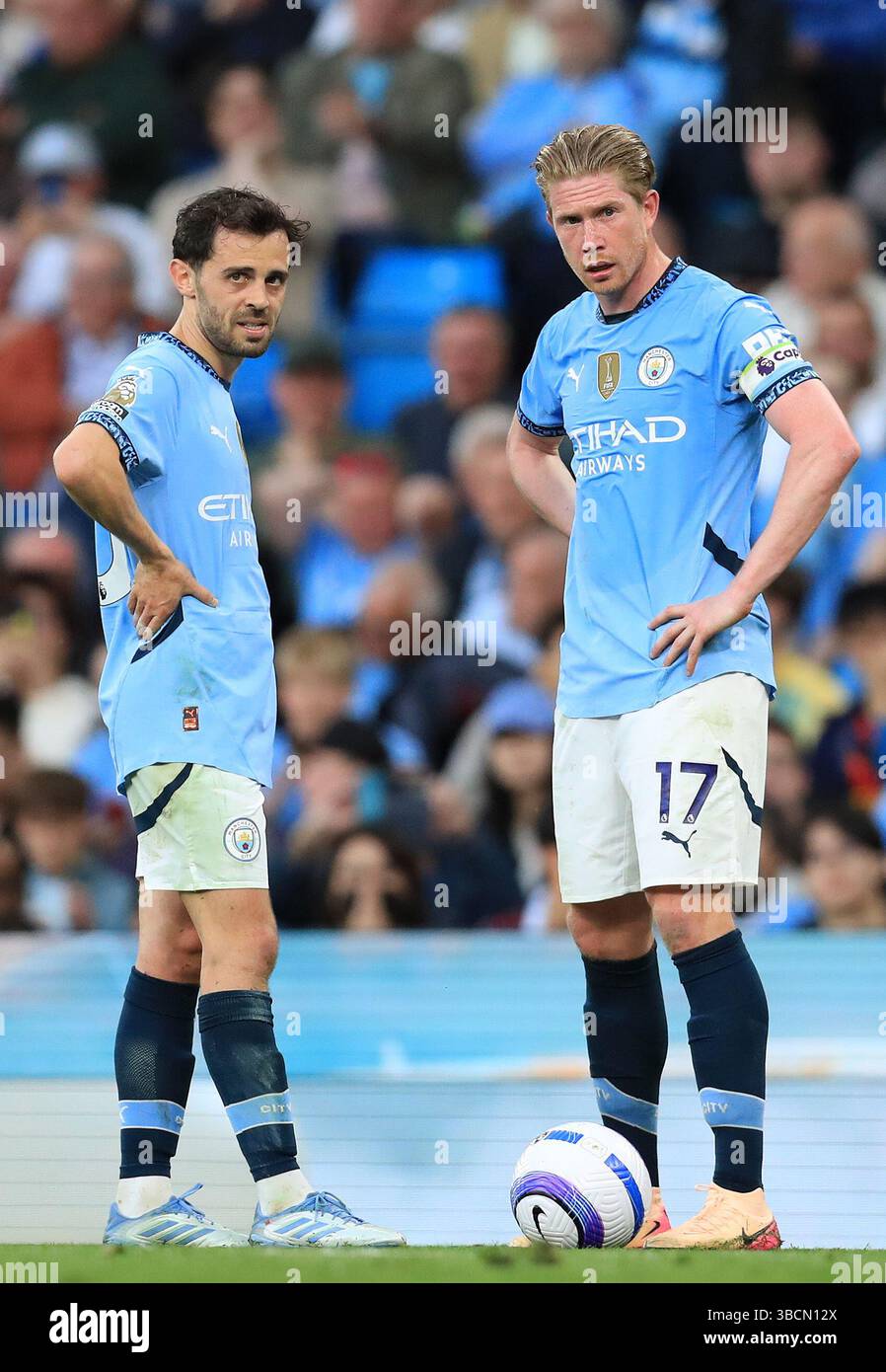20 mai 2025 ; Etihad Stadium, Manchester, Angleterre ; premier League Football, Manchester City contre Bournemouth ; Bernardo Silva et Kevin de Bruyne de Manchester City se préparent à prendre un coup franc Banque D'Images