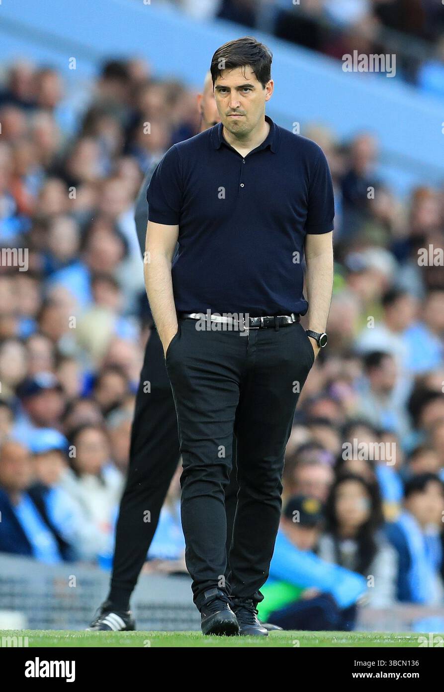 20 mai 2025 ; Etihad Stadium, Manchester, Angleterre ; premier League Football, Manchester City contre Bournemouth ; le manager de Bournemouth, Andoni Iraola, suit l'action depuis la ligne de touche Banque D'Images