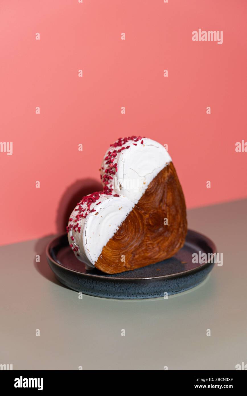 Saint-Valentin anniversaire vacances cadeau idée cadeau délicieux et vibrant gâteau pâtissier en forme de cœur, magnifiquement surmonté de glaçage coloré abondant. Copier l'espace. Expérimentation alimentaire virale dessert tendance de cuisson créative Banque D'Images