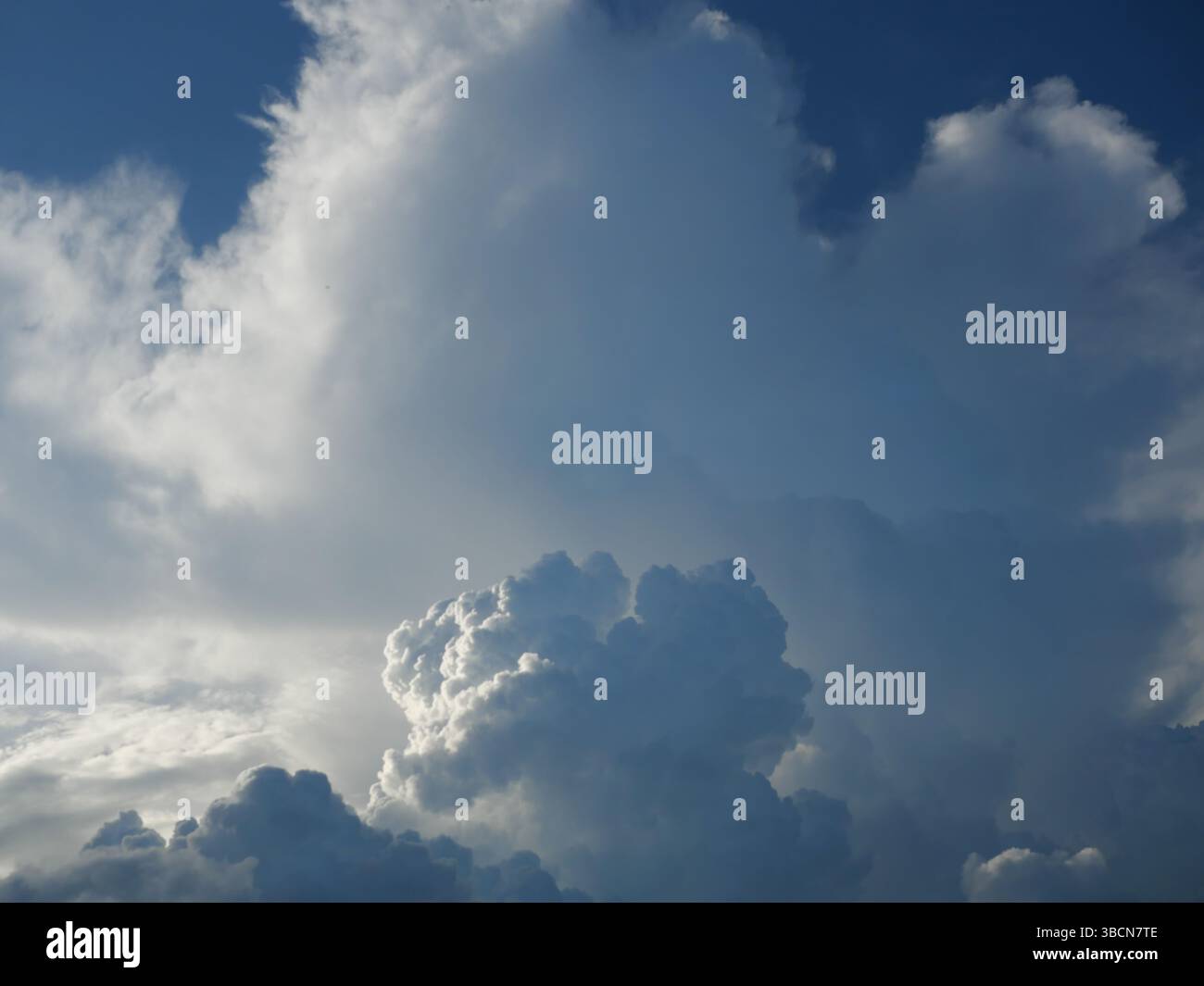 Les formations de nuages Cumulonimbus ciel tropical sur Nimbus , déménagement , Abstract background du phénomène naturel et des nuages gris hunk , Thaïlande Banque D'Images