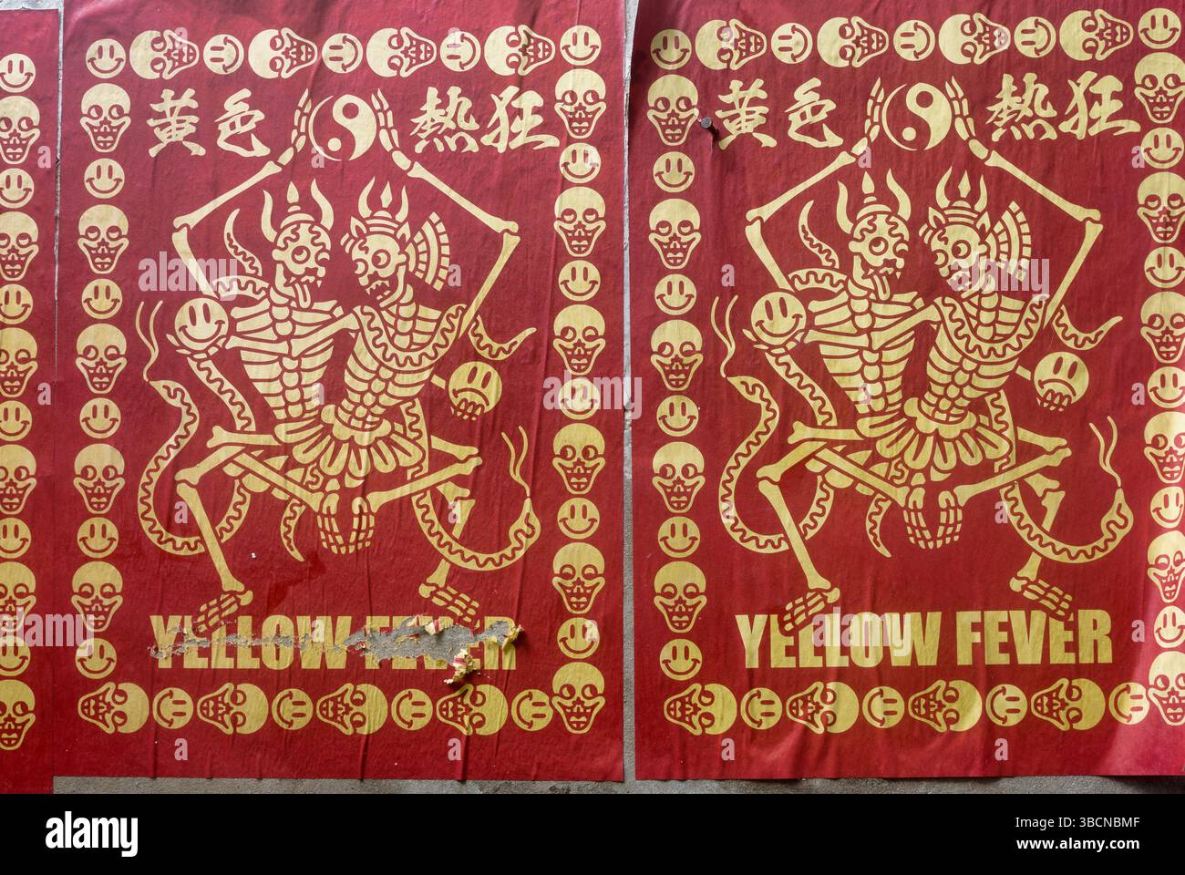 Affiches publicitaires pour la marque textile Yellow Fever à Bangkok, Thaïlande, représentant deux squelettes dansants encadrés par des crânes et des symboles Ying-yang Banque D'Images