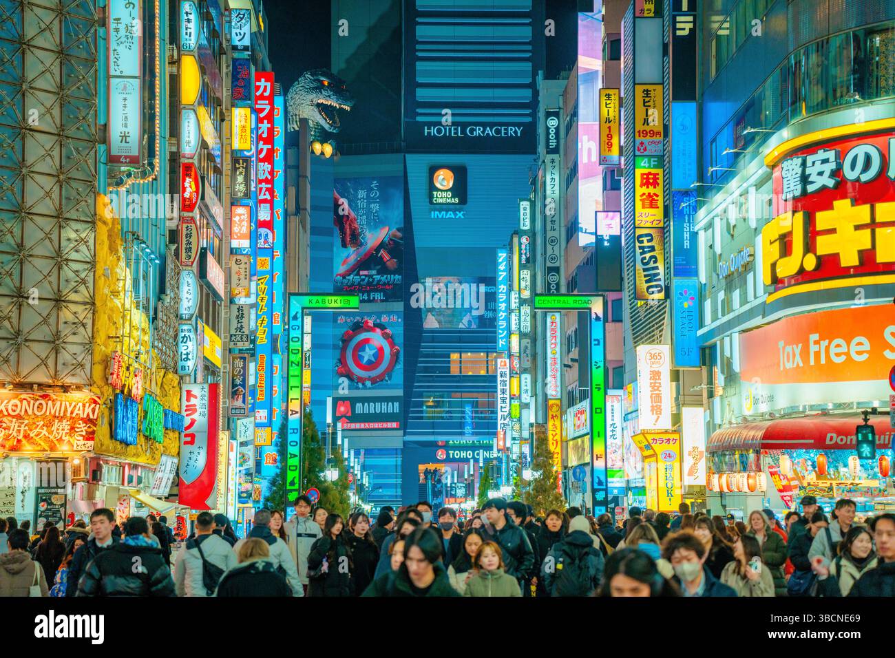 Photo haute résolution capturant la vie nocturne animée de Shinjuku, Tokyo, Japon. L'image présente des enseignes lumineuses au néon, des rues animées et la dynamique Banque D'Images