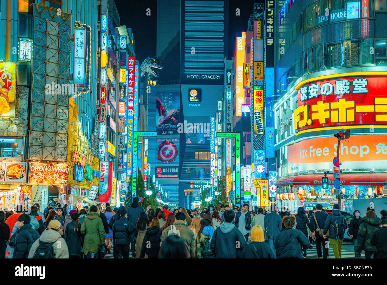 Photo haute résolution capturant la vie nocturne animée de Shinjuku, Tokyo, Japon. L'image présente des enseignes lumineuses au néon, des rues animées et la dynamique Banque D'Images