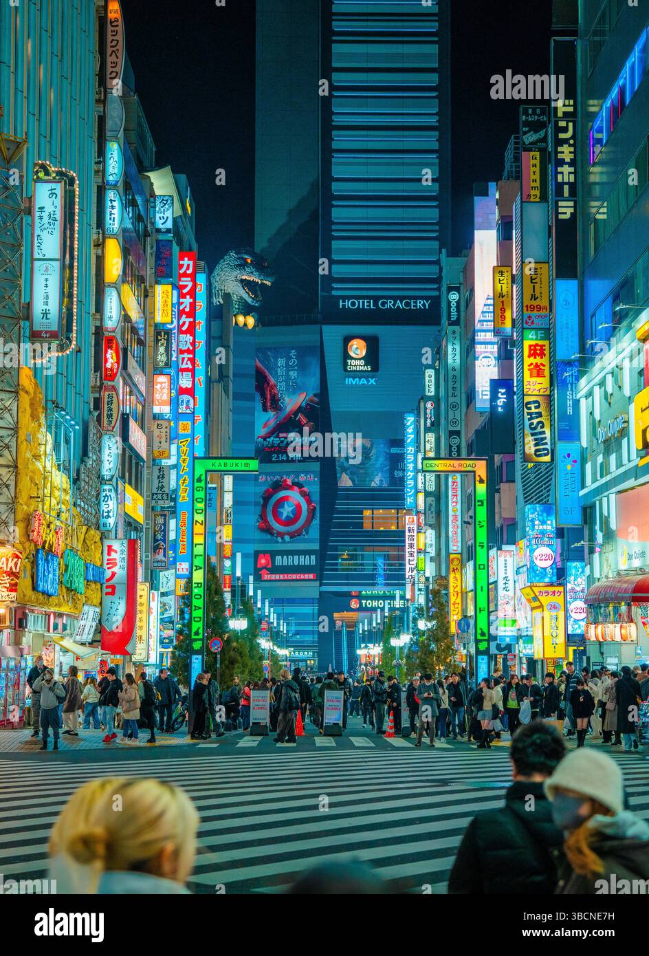 Photo haute résolution capturant la vie nocturne animée de Shinjuku, Tokyo, Japon. L'image présente des enseignes lumineuses au néon, des rues animées et la dynamique Banque D'Images