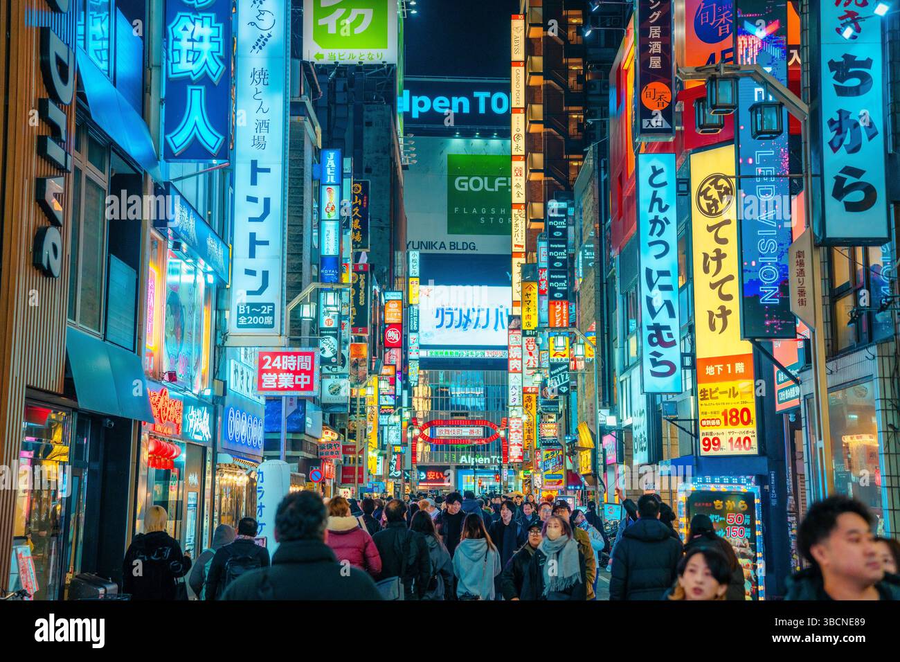 Photo haute résolution capturant la vie nocturne animée de Shinjuku, Tokyo, Japon. L'image présente des enseignes lumineuses au néon, des rues animées et la dynamique Banque D'Images