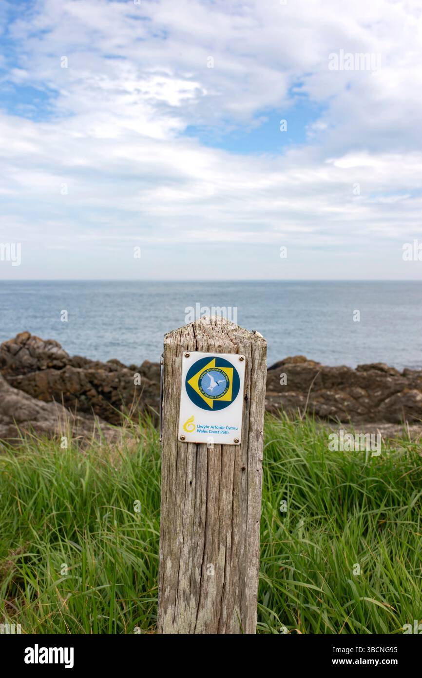 Chemin de la côte du pays de Galles, île d'Anglesey Coastal pah, panneau en bois avec la mer en arrière-plan. Pays de Galles, Cymru, marqueur d'itinéraire de marche. Banque D'Images