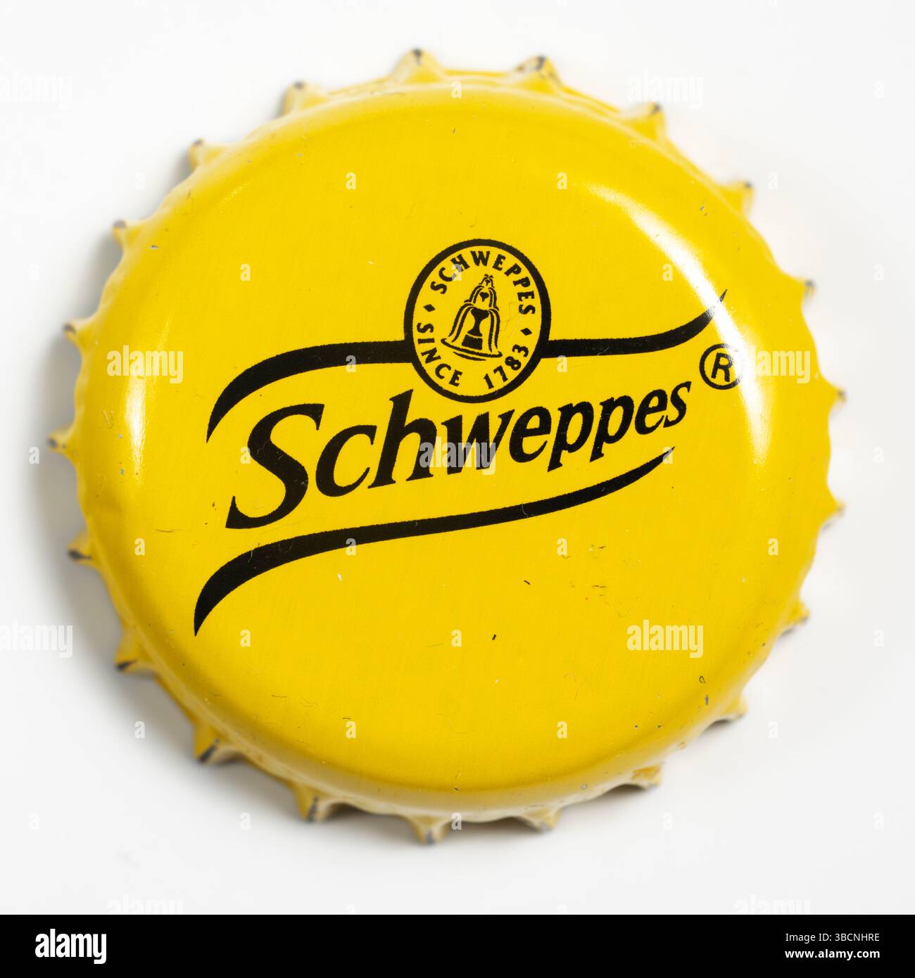 Garham, Allemagne. 24 avril 2025. Gros plan d'un bouchon de bouteille Schweppes jaune vif avec le logo Schweppes noir et un petit emblème circulaire avec « SCHWEPPES » et « SINCE 1783 ». (Photo par Igor Golovniov/SOPA images/SIPA USA) crédit : SIPA USA/Alamy Live News Banque D'Images