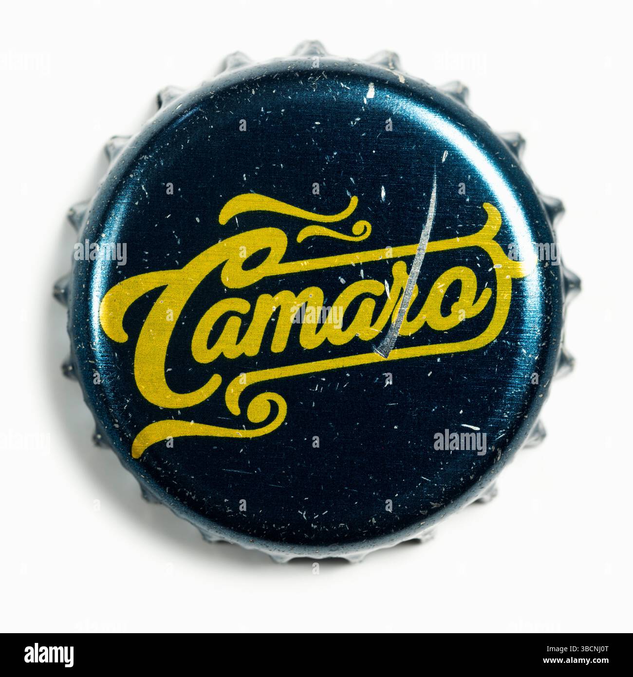 Garham, Allemagne. 24 avril 2025. Gros plan d'un bouchon de bouteille bleu foncé avec l'inscription jaune « Camaro » bien en vue au centre. (Photo par Igor Golovniov/SOPA images/SIPA USA) crédit : SIPA USA/Alamy Live News Banque D'Images