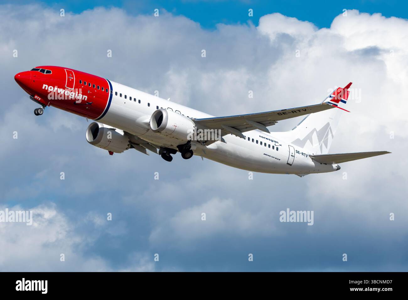 Avión de Línea moderno Boeing 737 MAX de la aerolínea sueca Norwegian Air Sweden AOC despegando en el aeropuerto de Málaga costa del sol con matrícula Banque D'Images