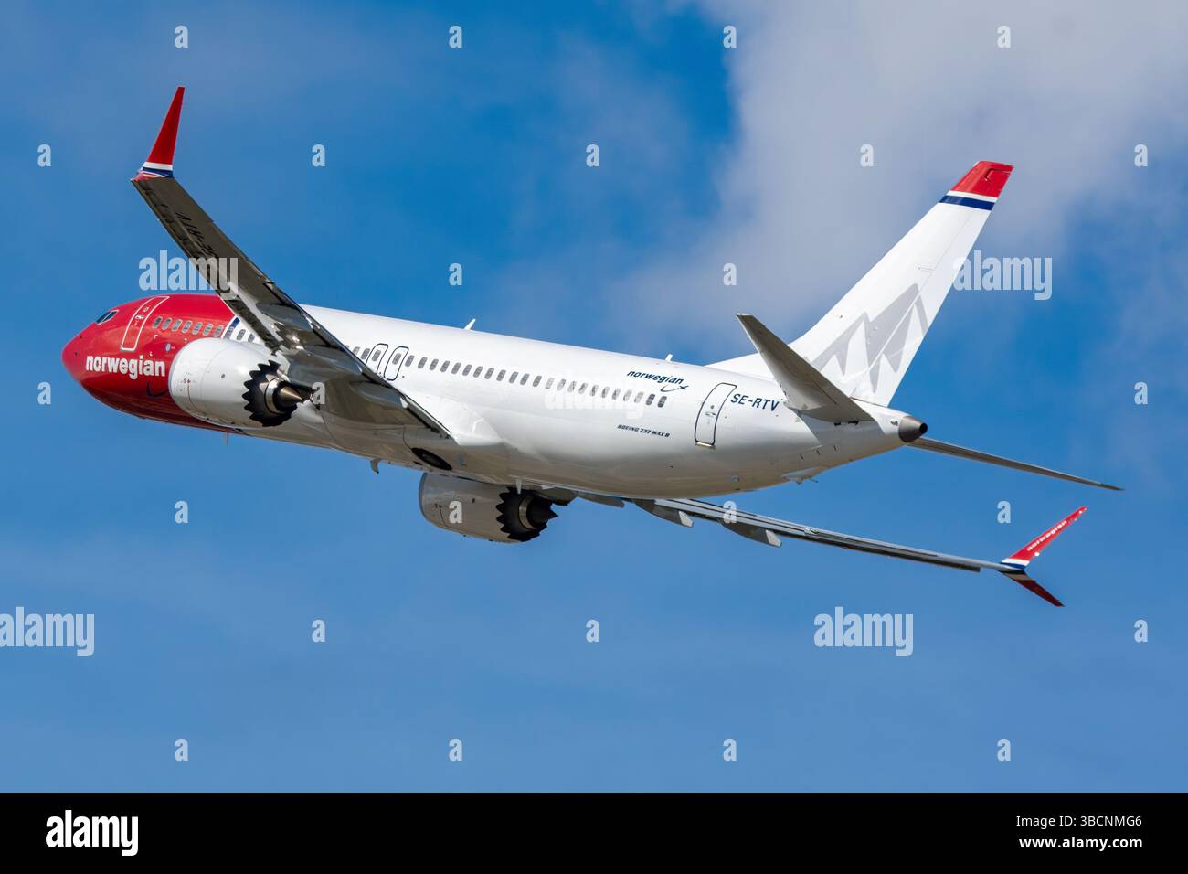 Avión de Línea moderno Boeing 737 MAX de la aerolínea sueca Norwegian Air Sweden AOC despegando en el aeropuerto de Málaga costa del sol con matrícula Banque D'Images