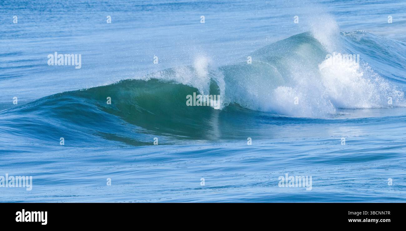 Panorama marin de l'art des vagues de l'océan avec le soleil éclairant la puissance de la mer, Gold Coast, Queensland, Australie. Banque D'Images