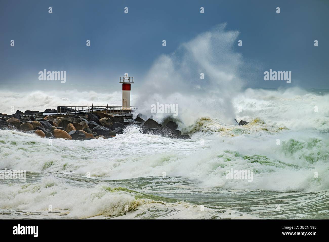 Des vagues de tempête se sont abattues sur la digue de la Gold Coast, Queensland, Australie, lors du cyclone Alfred, causant des dégâts et un danger extrêmes. Banque D'Images