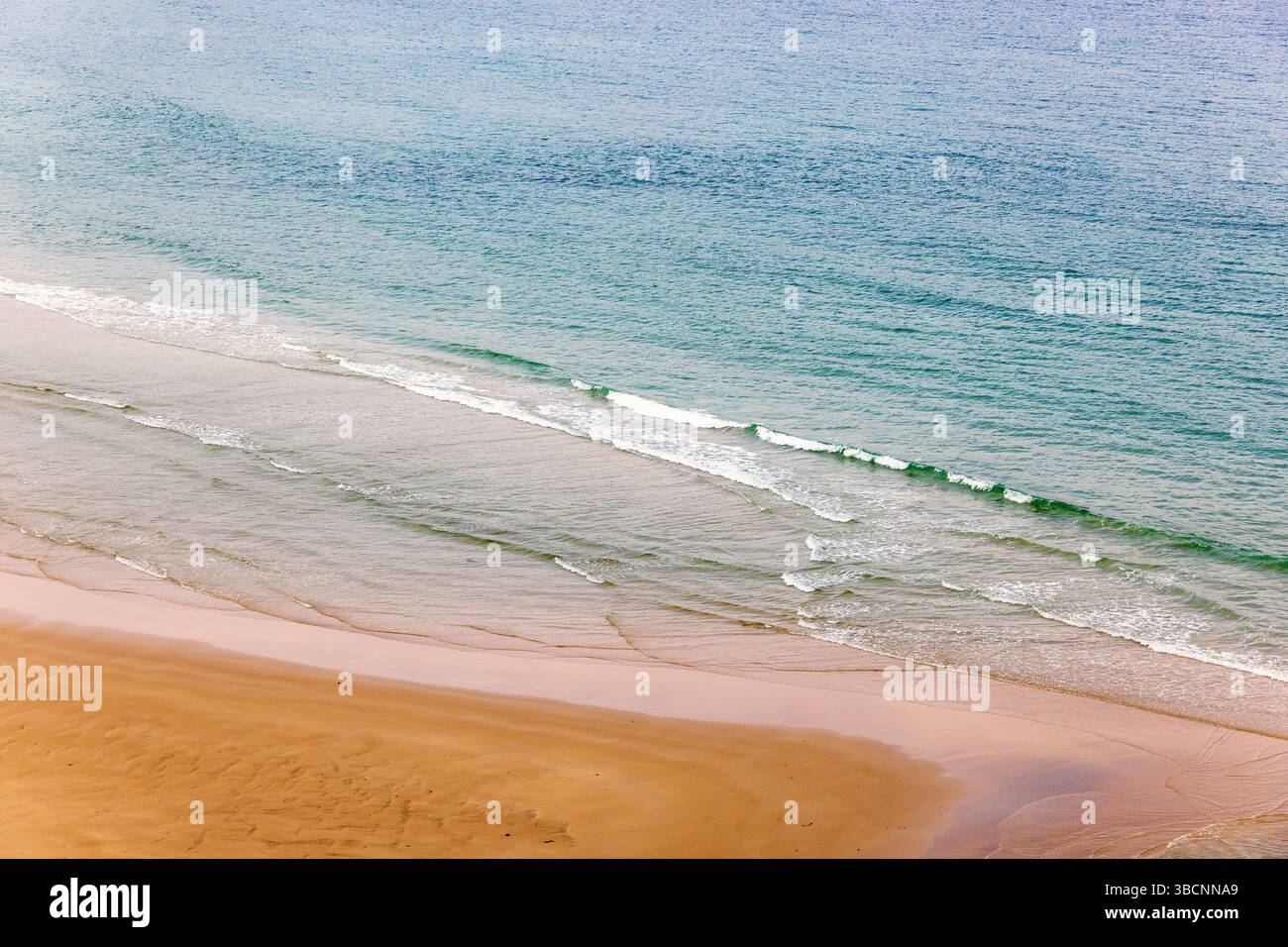 Vue sur une plage de sable avec vagues de mer Banque D'Images