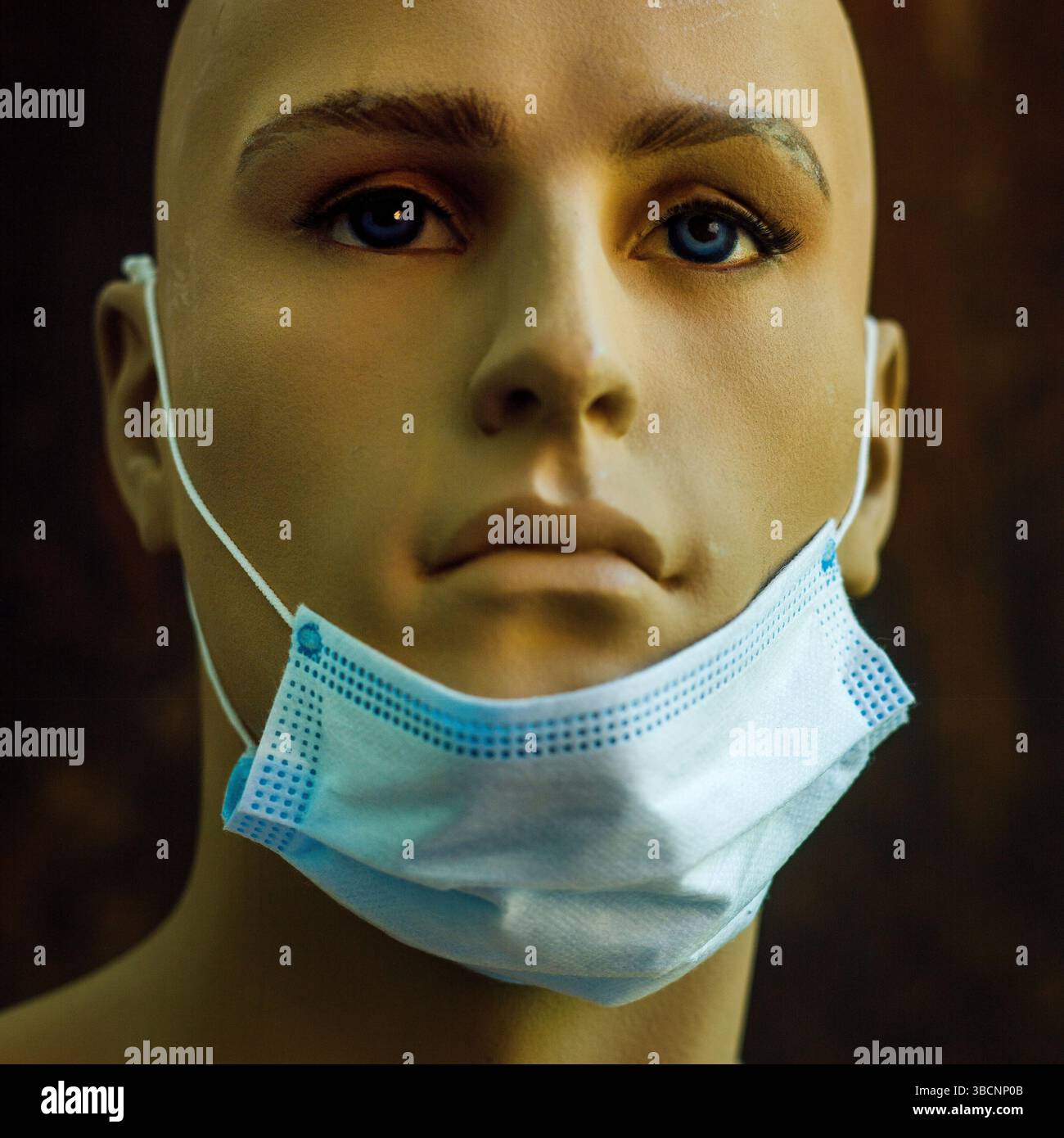 Un mannequin réaliste affiche un masque facial jetable, soulignant l'importance des précautions sanitaires. Le masque illustre l'engagement envers la sécurité dans Banque D'Images