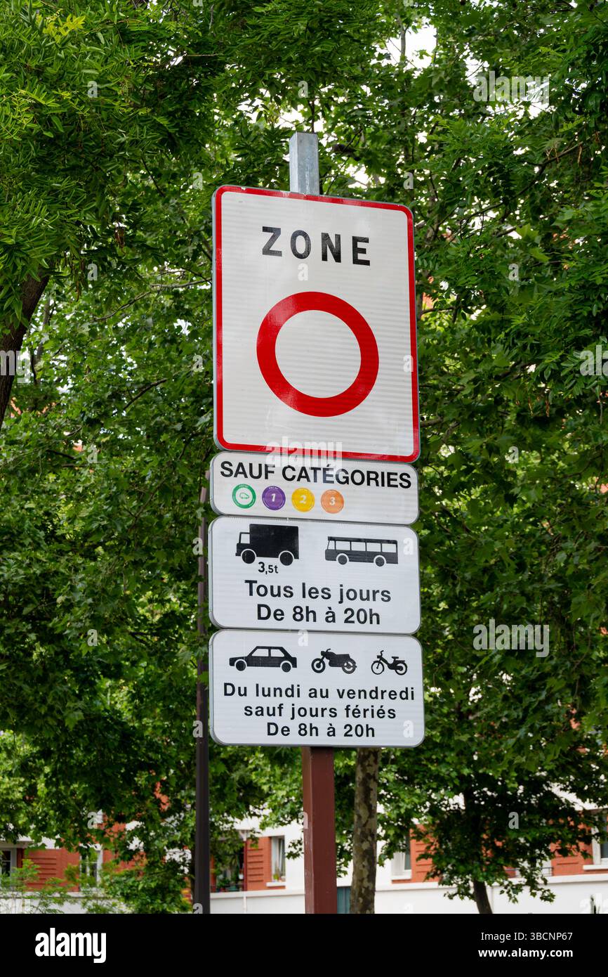 Panneau routier à l'entrée de la ville de Paris indiquant une zone à faibles émissions (lez ou ZFE), une zone urbaine à accès restreint aux véhicules polluants Banque D'Images