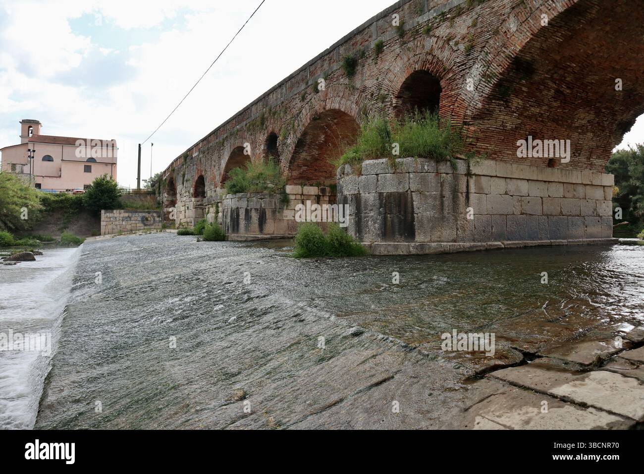 Benevento - Arcate del Ponte Leproso dall'alveo Banque D'Images