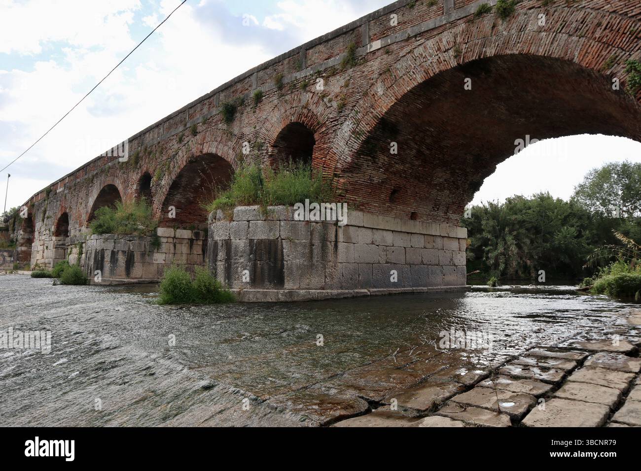 Benevento - Arcate sul Fiume Sabato dal basamento del Ponte Leproso Banque D'Images