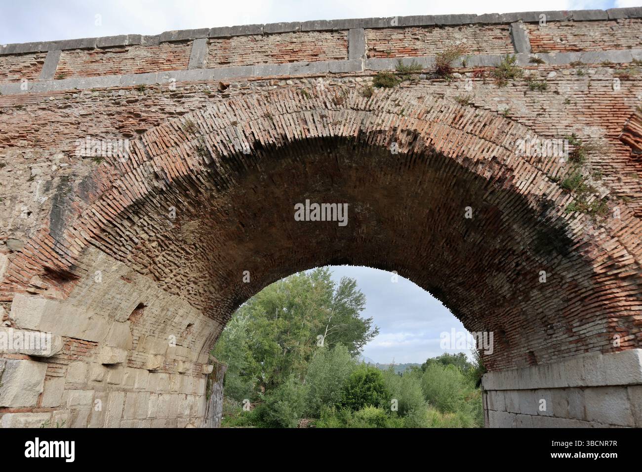 Benevento - Arco del Ponte Leproso sul Fiume Sabato Banque D'Images