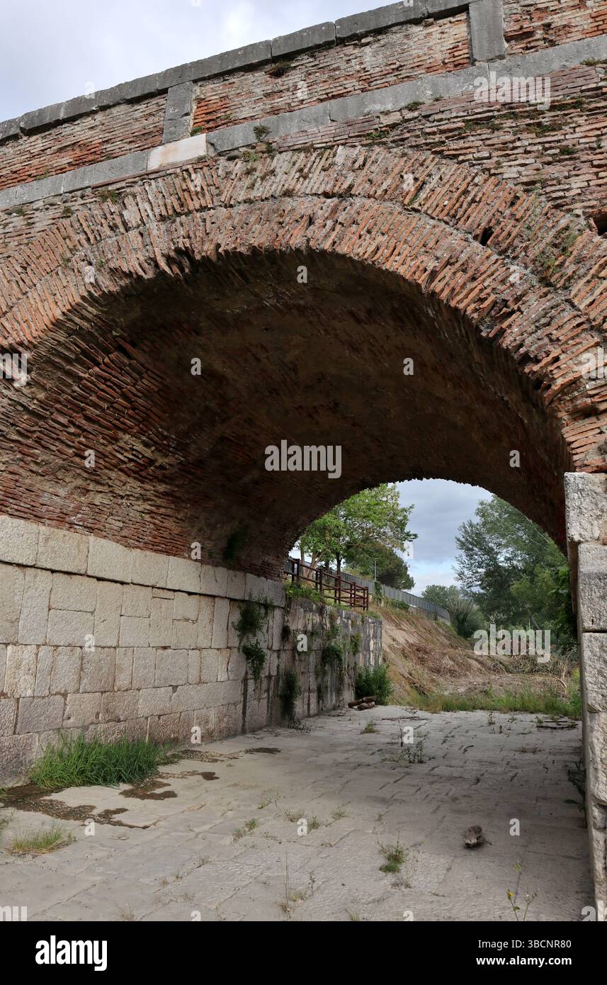 Benevento - Arco settecentesco del Ponte Leproso Banque D'Images