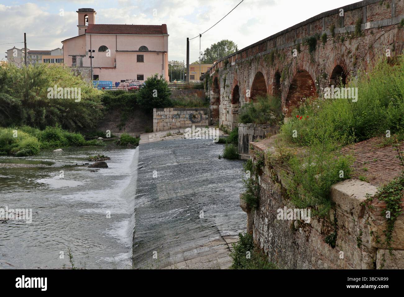 Benevento - Chiesa di San Cosimo dalla riva sinistra del Fiume Sabato Banque D'Images
