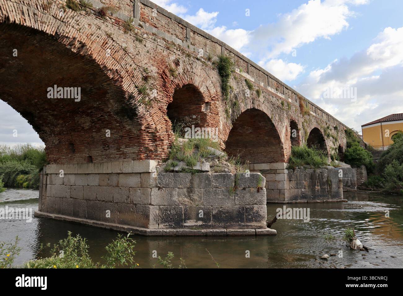 Benevento - Piloni del Ponte Leproso dalla sponda sinistra Banque D'Images