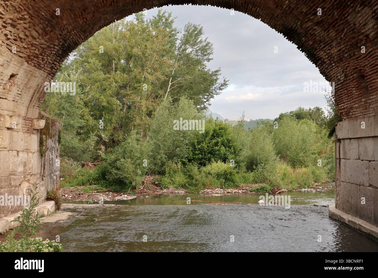 Benevento - Scorcio del Fiume Sabato verso valle dal Ponte Leproso Banque D'Images