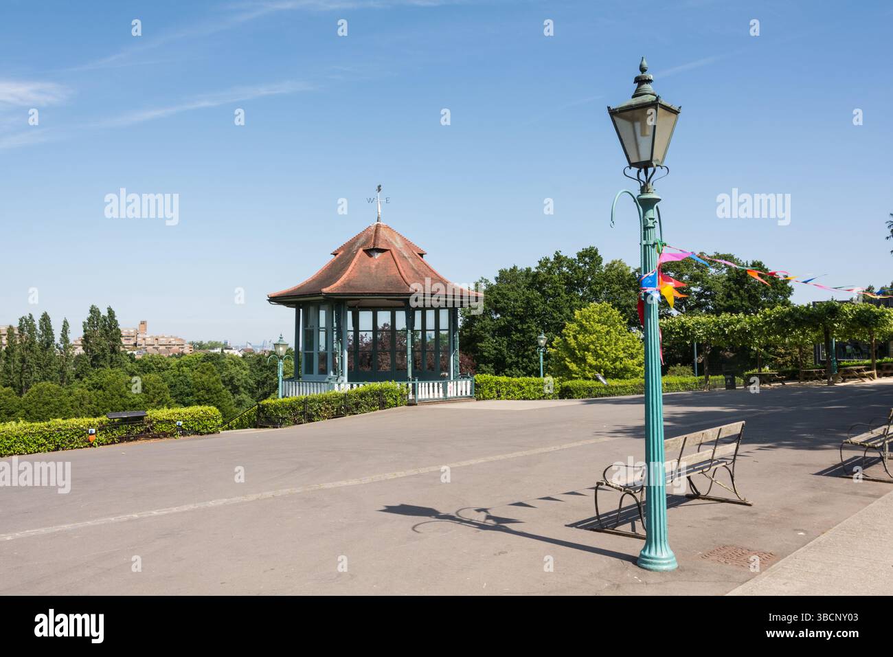Bunting entourant le Victorian Bandstand dans Horniman Gardens, Forest Hill, Londres, SE23, Angleterre, ROYAUME-UNI Banque D'Images