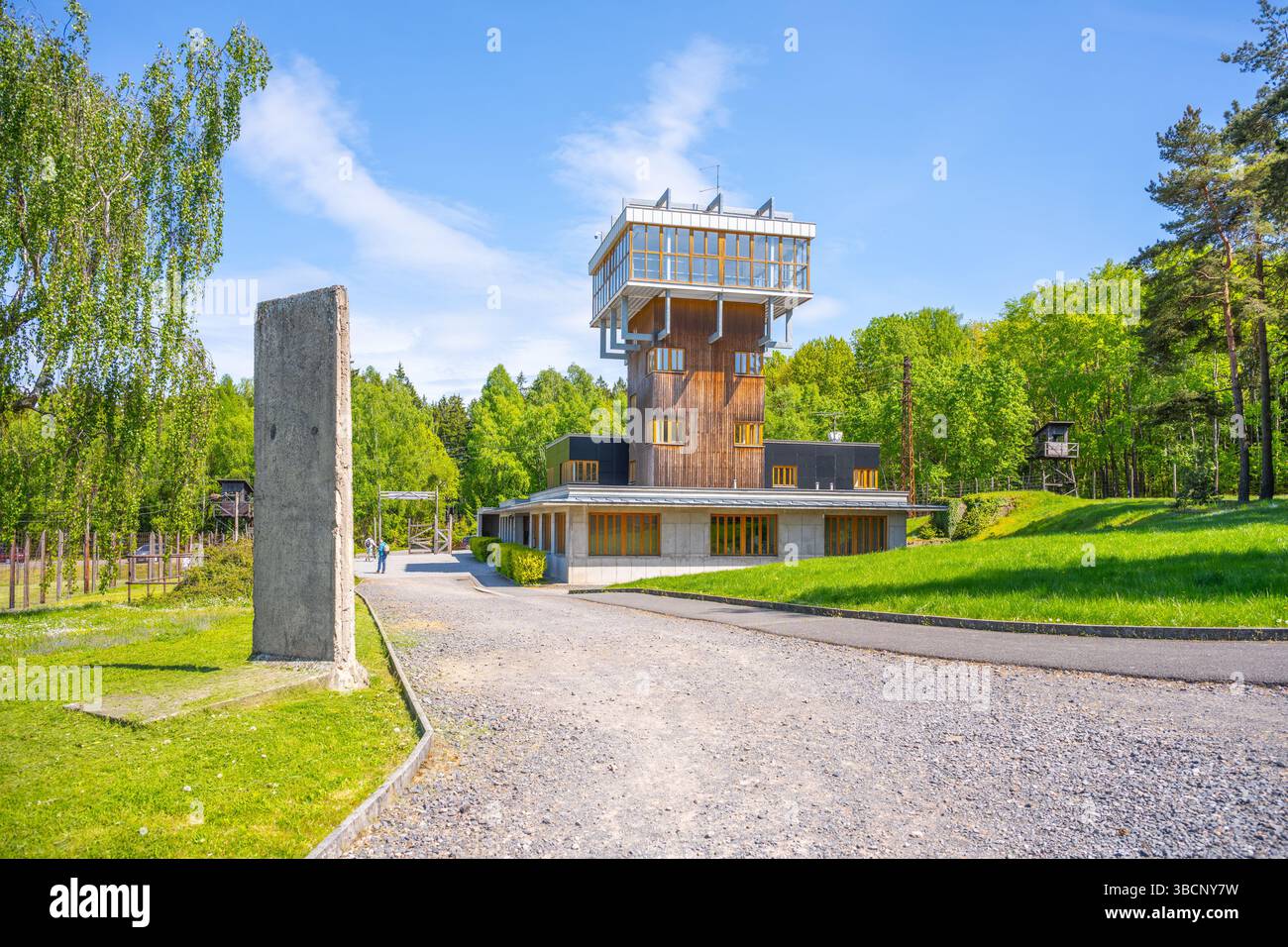 Les visiteurs apprécient le cadre serein de l'ancien complexe pénitentiaire de Vojna à Lesetice, en Tchéquie, avec une tour de guet remarquable entourée de verdure luxuriante et de structures modernes. Banque D'Images