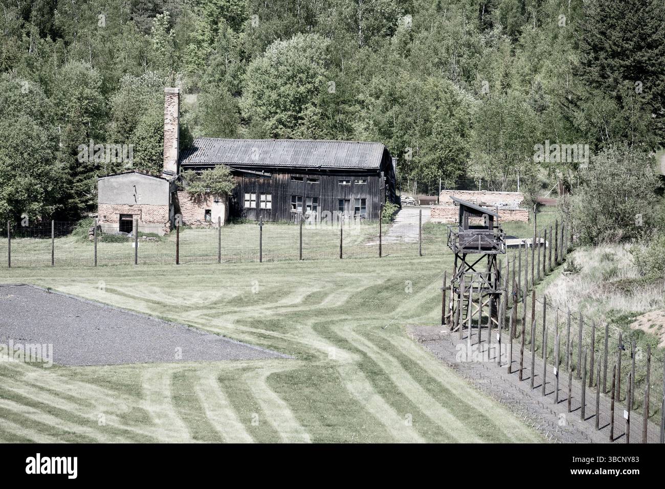 Le mémorial de Lesetice, en Tchéquie, présente un ancien complexe pénitentiaire entouré de verdure. Le site rappelle les victimes du communisme et leurs souffrances. Banque D'Images