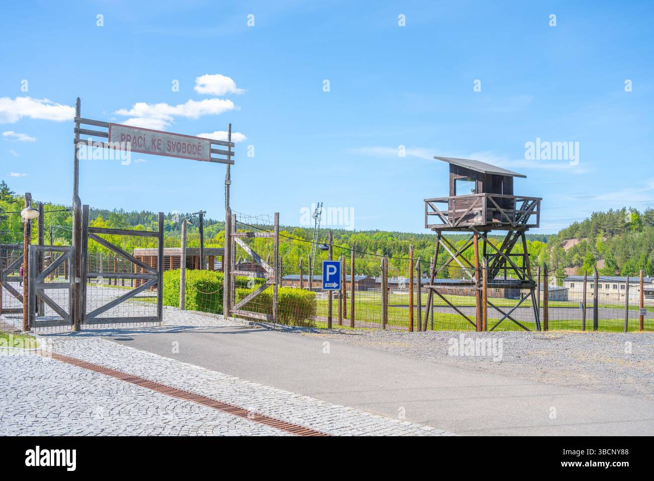 La porte d'entrée de l'ancien complexe pénitentiaire de Vojna à Lesetice, en Tchéquie, dispose d'une tour de guet et d'une clôture environnante. Ce site est un monument historique reflétant son passé. Banque D'Images