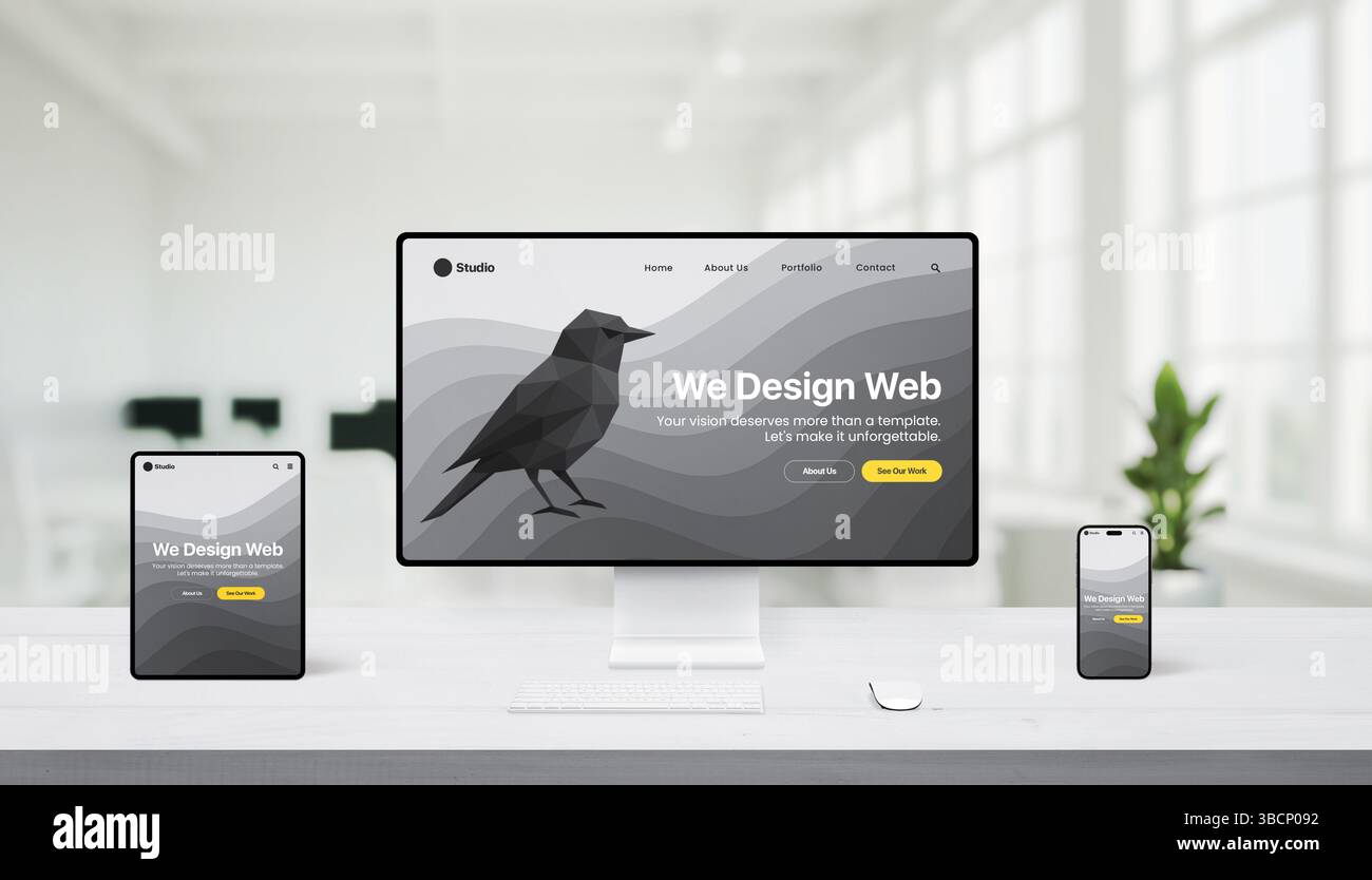 Bureau blanc lumineux avec ordinateur de bureau, tablette et téléphone affichant une conception Web réactive, avec motif oiseau polygonal et titre « nous concevons Web » Banque D'Images