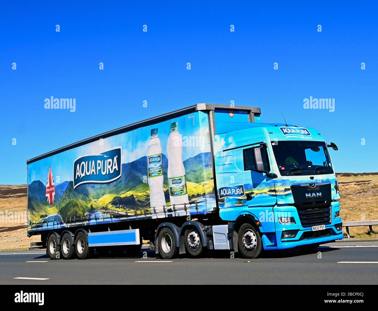 Aqua Pura HGV voyageant à grande vitesse sur l'autoroute M6 Southbound Carriageway, Shap, Cumbria, Angleterre, Royaume-Uni, Europe. Banque D'Images