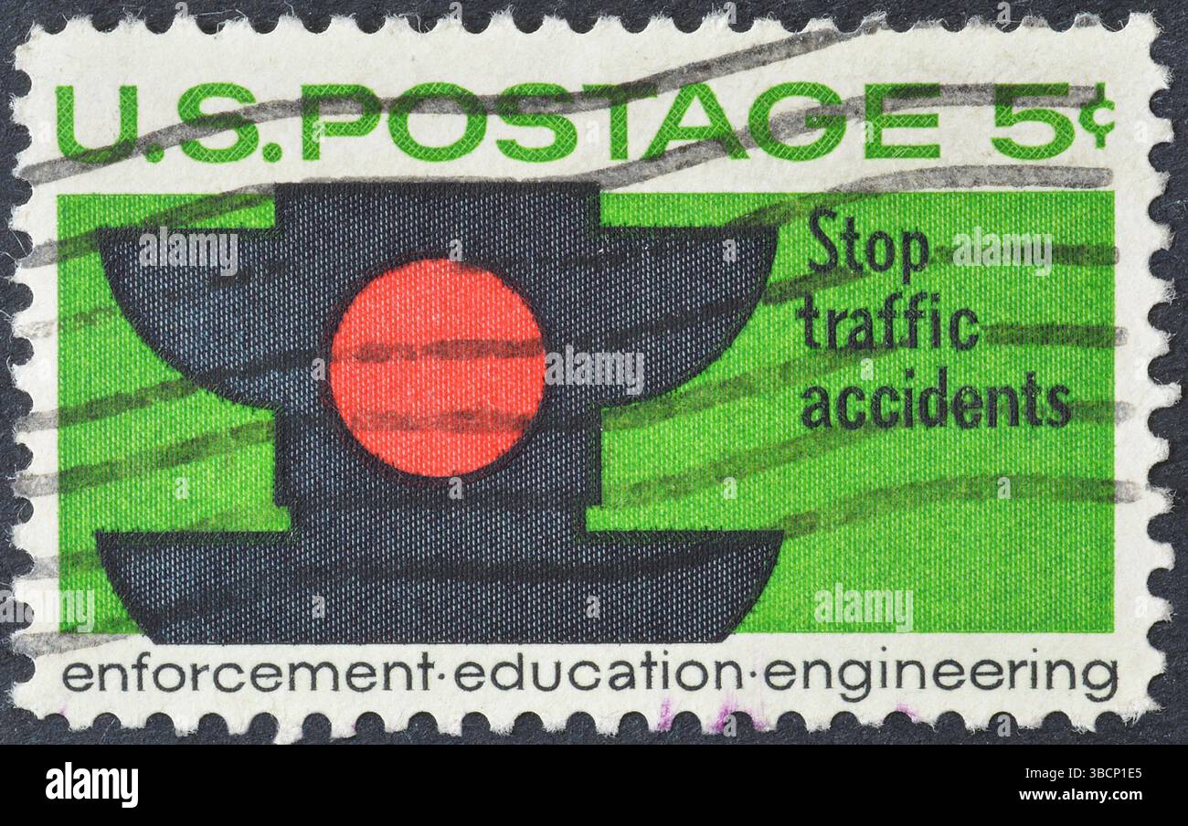 Timbre-poste annulé imprimé par les États-Unis, qui promeut la sécurité routière, circa 1965. Banque D'Images
